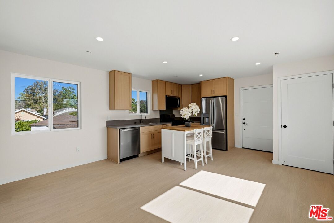 2621 Veteran Ave