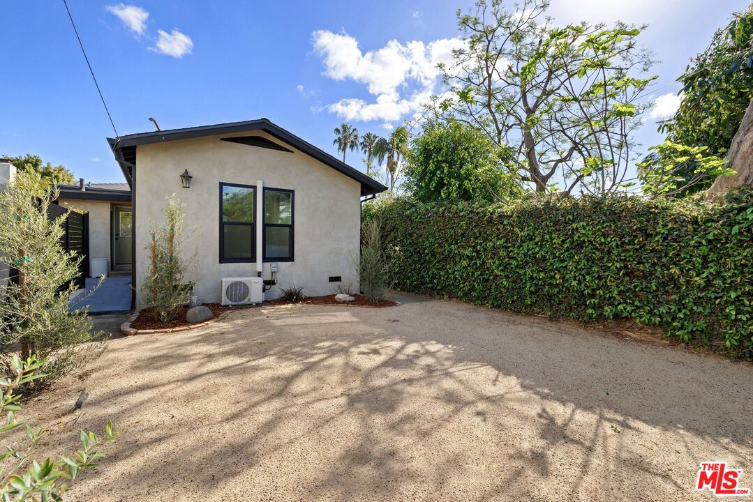 2621 Veteran Ave