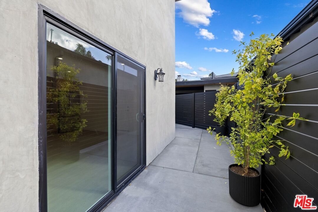 2621 Veteran Ave