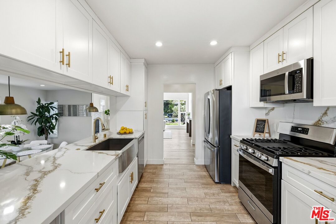 2621 Veteran Ave