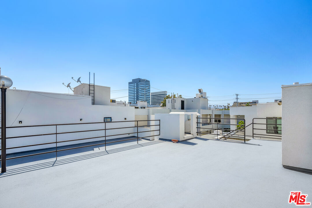 1312 S Saltair Ave Unit: 319