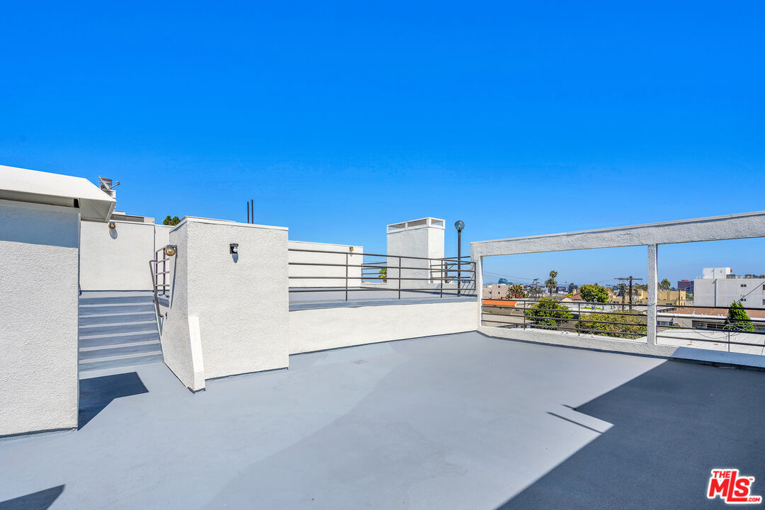 1312 S Saltair Ave Unit: 319