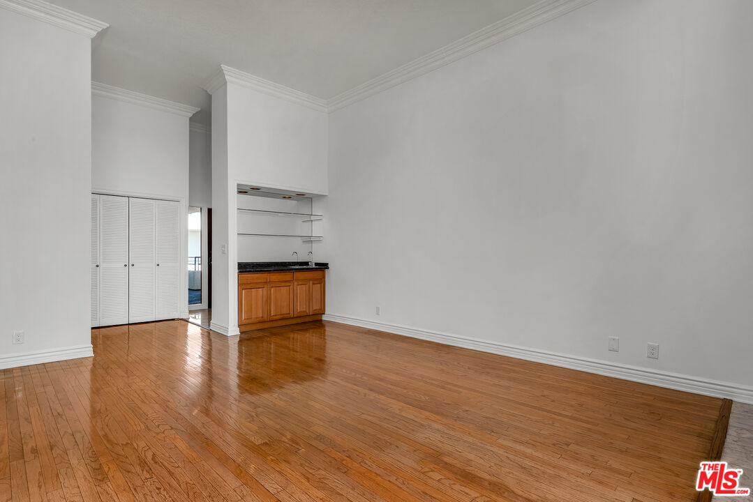 1312 S Saltair Ave Unit: 319