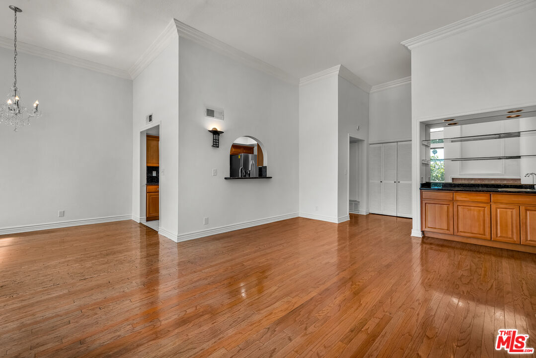 1312 S Saltair Ave Unit: 319