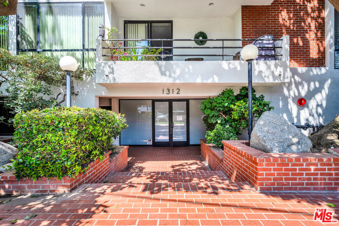 1312 S Saltair Ave Unit: 319