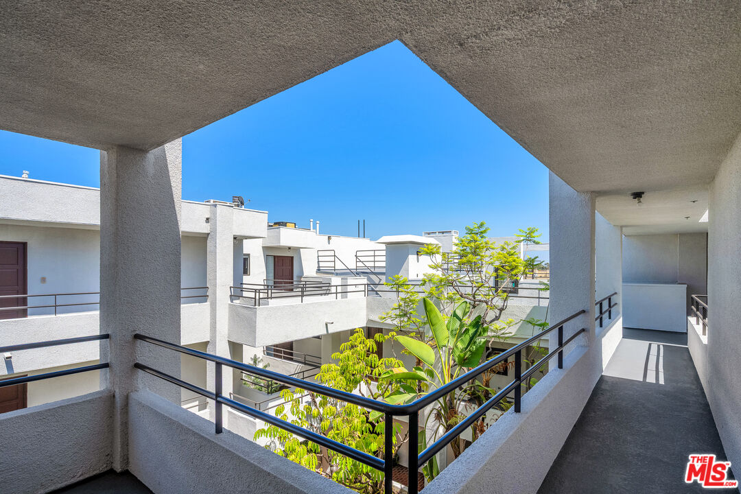 1312 S Saltair Ave Unit: 319