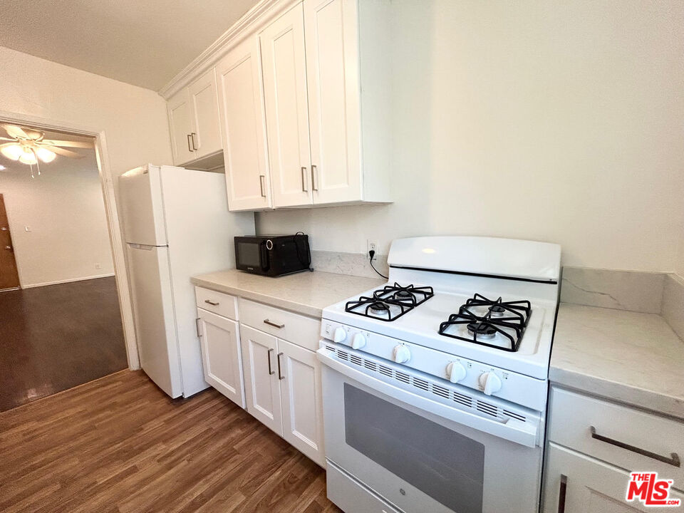 1146 N Formosa Ave Unit: 8