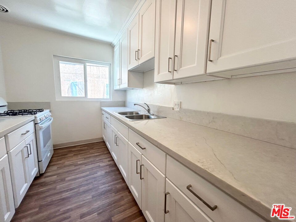 1146 N Formosa Ave Unit: 8