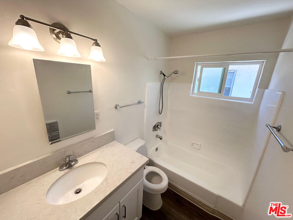 1146 N Formosa Ave Unit: 8