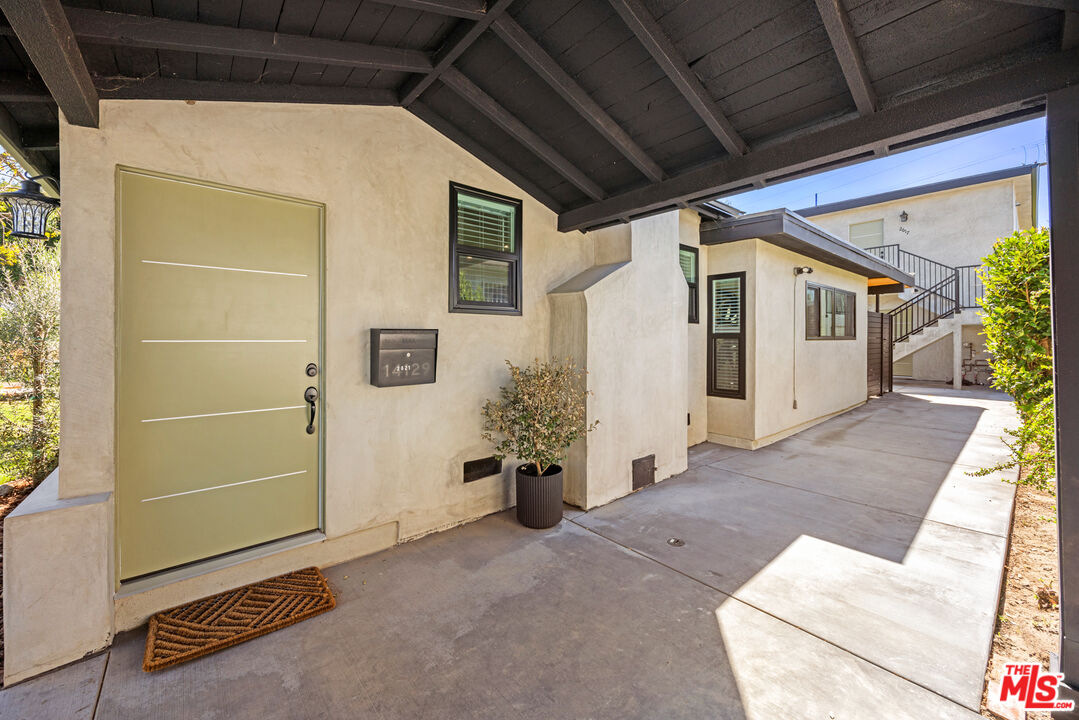2621 Veteran Ave