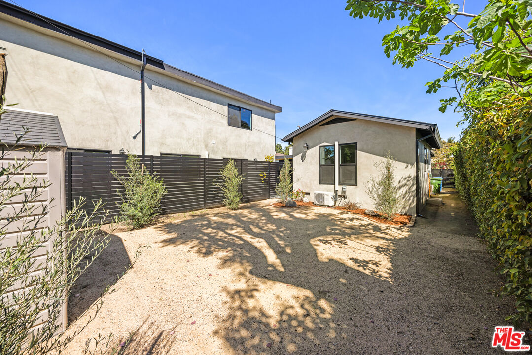 2621 Veteran Ave