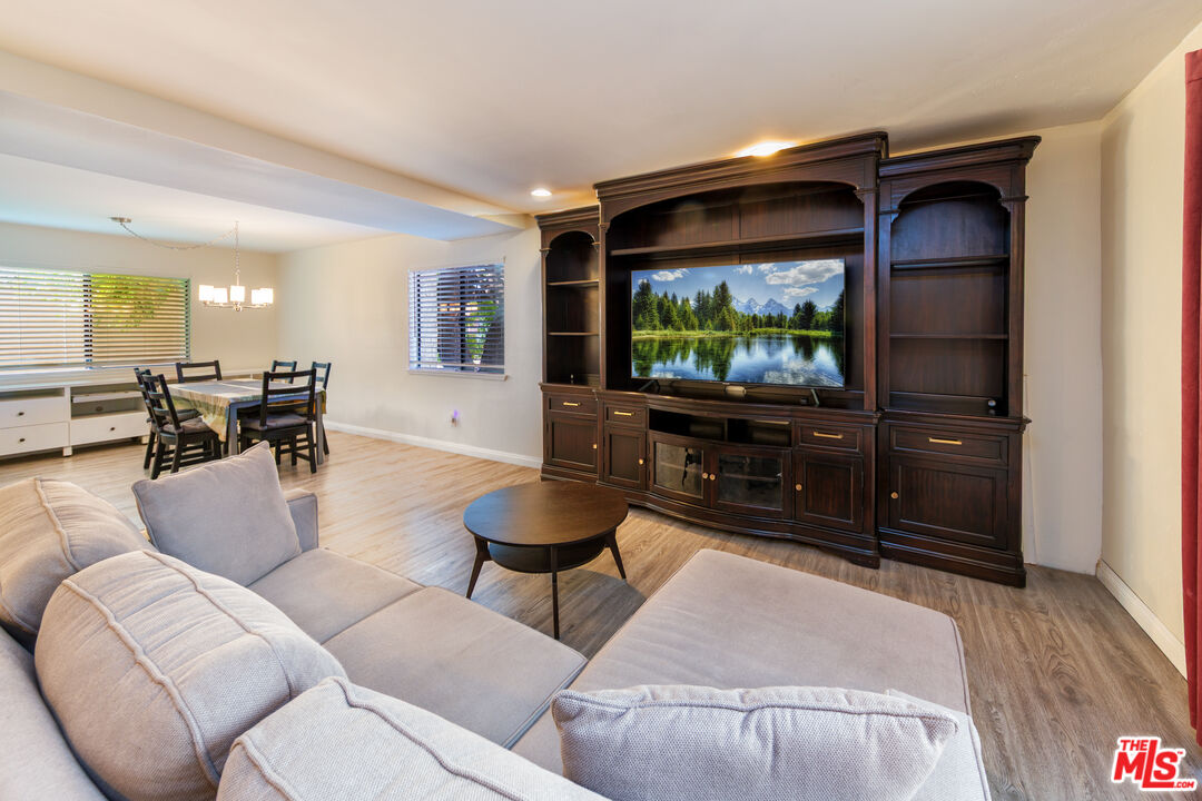 5848 Hazeltine Ave Unit: 10