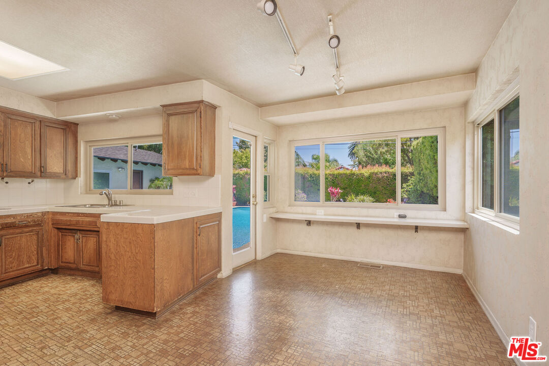 1418 Warner Ave