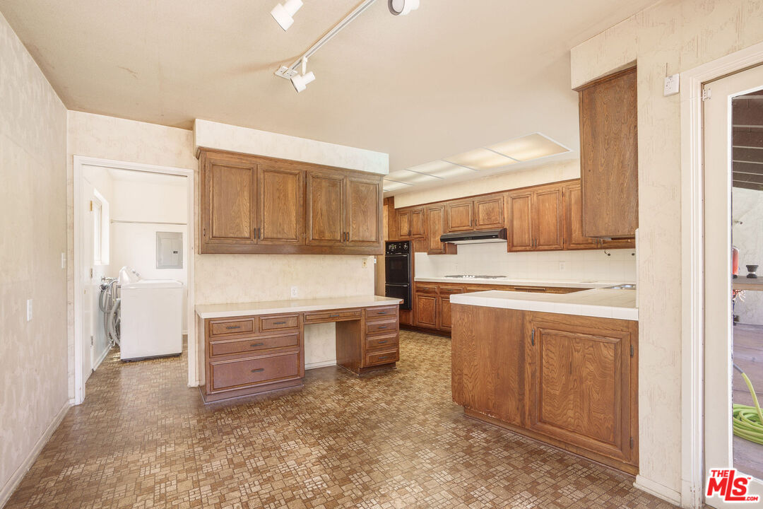 1418 Warner Ave