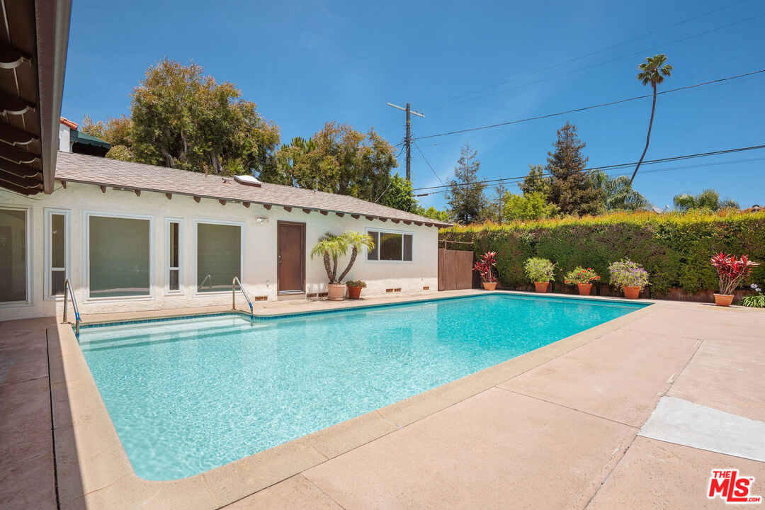 1418 Warner Ave