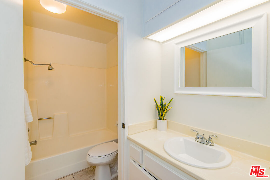 7025 Glade Ave Unit: 24
