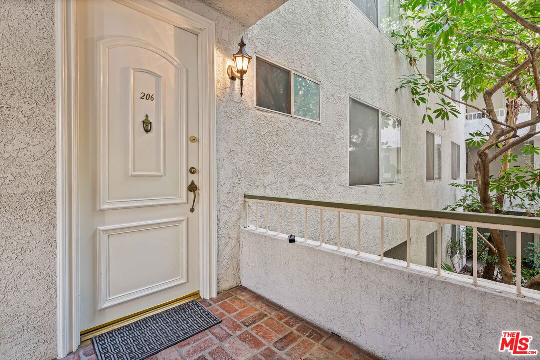 1375 Kelton Ave Unit: 206
