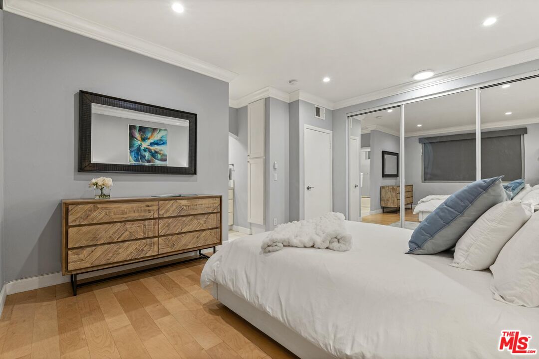 1375 Kelton Ave Unit: 206