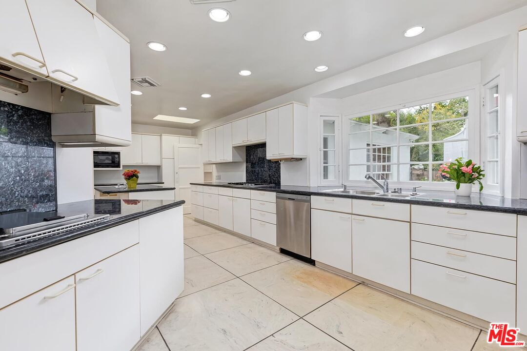 800 Warner Ave