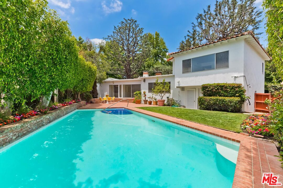 800 Warner Ave