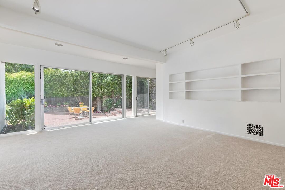 800 Warner Ave