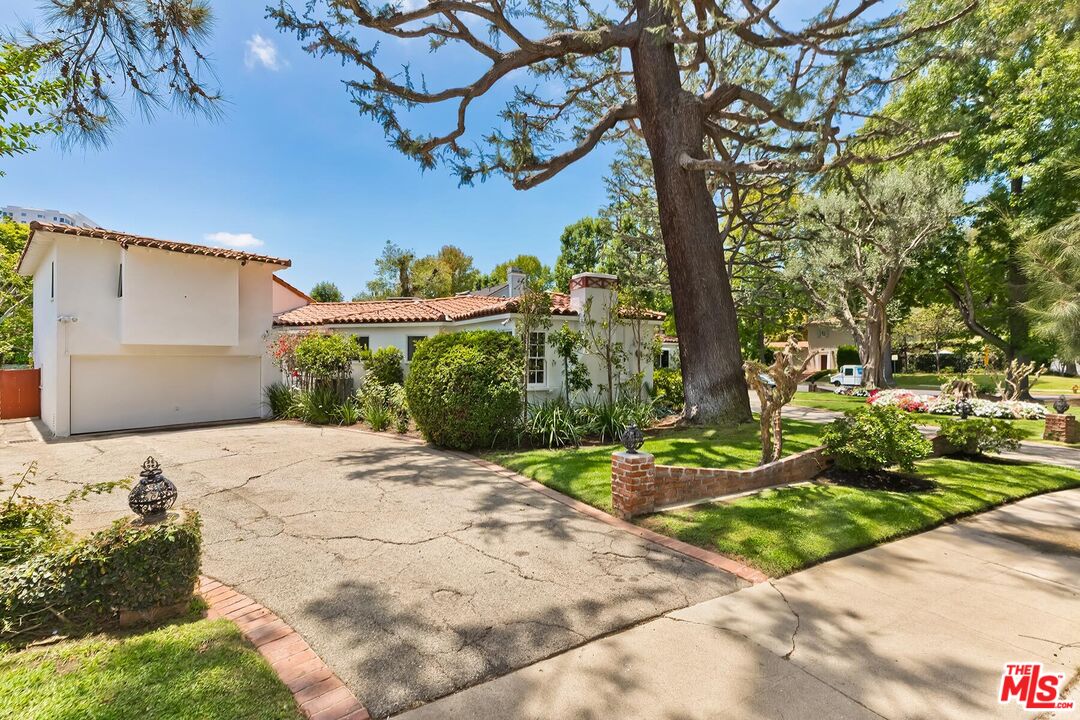 800 Warner Ave