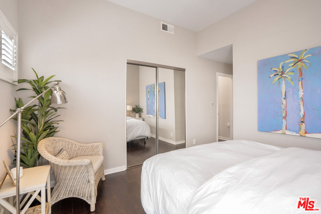 11954 Mayfield Ave Unit: 6