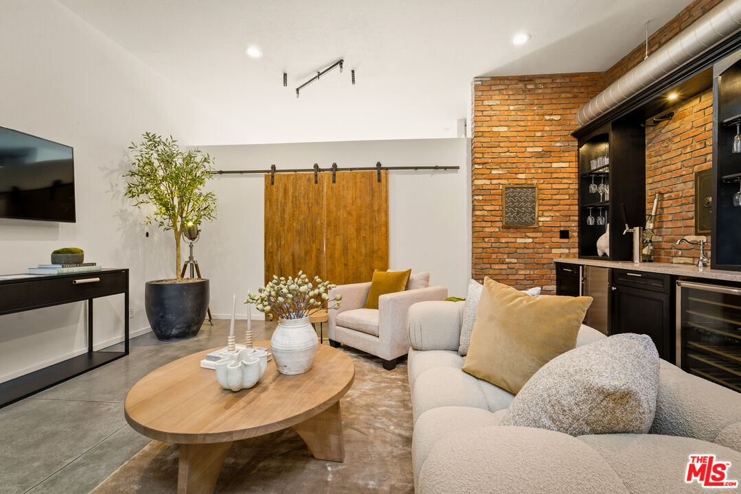 630 Rose Ave Unit: 5