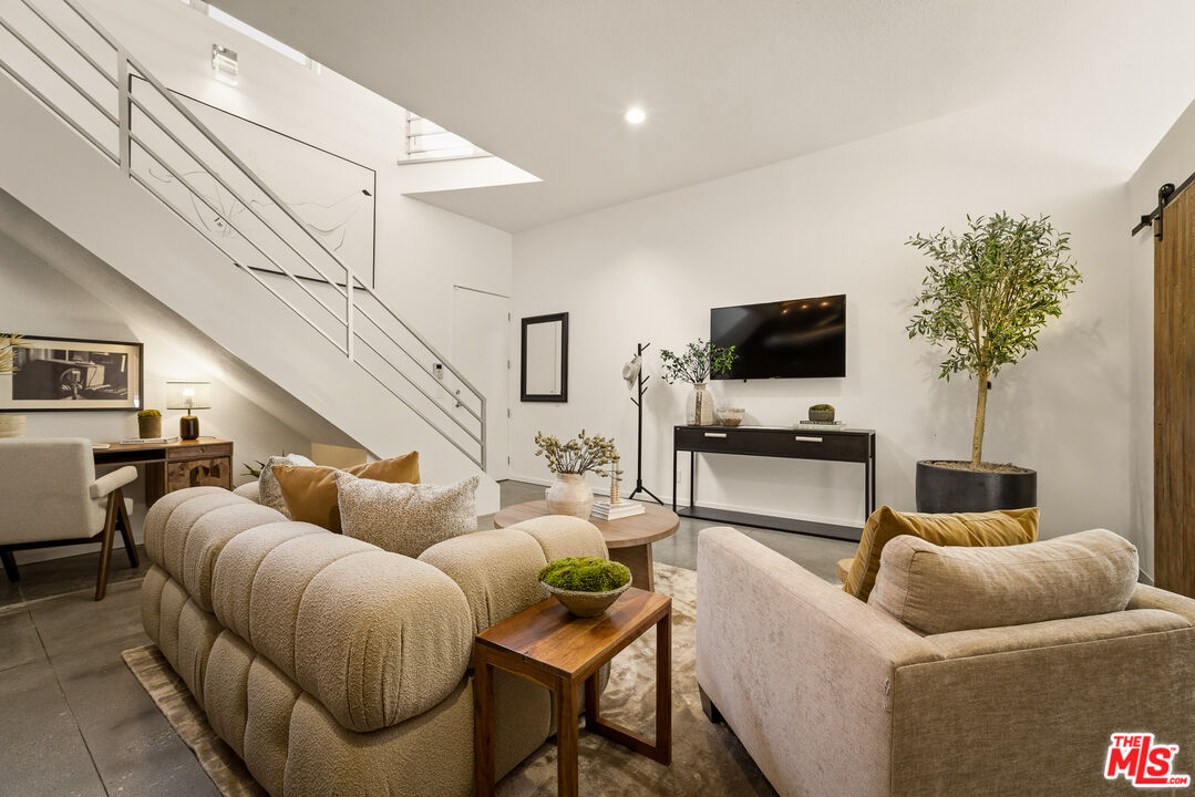 630 Rose Ave Unit: 5