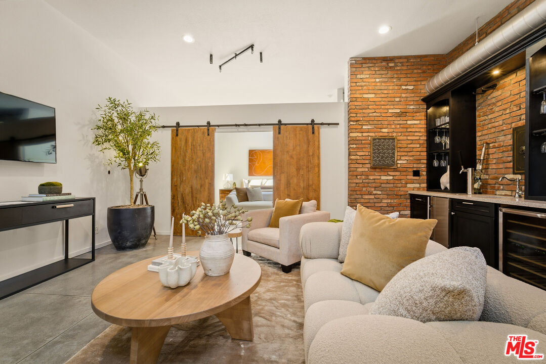 630 Rose Ave Unit: 5