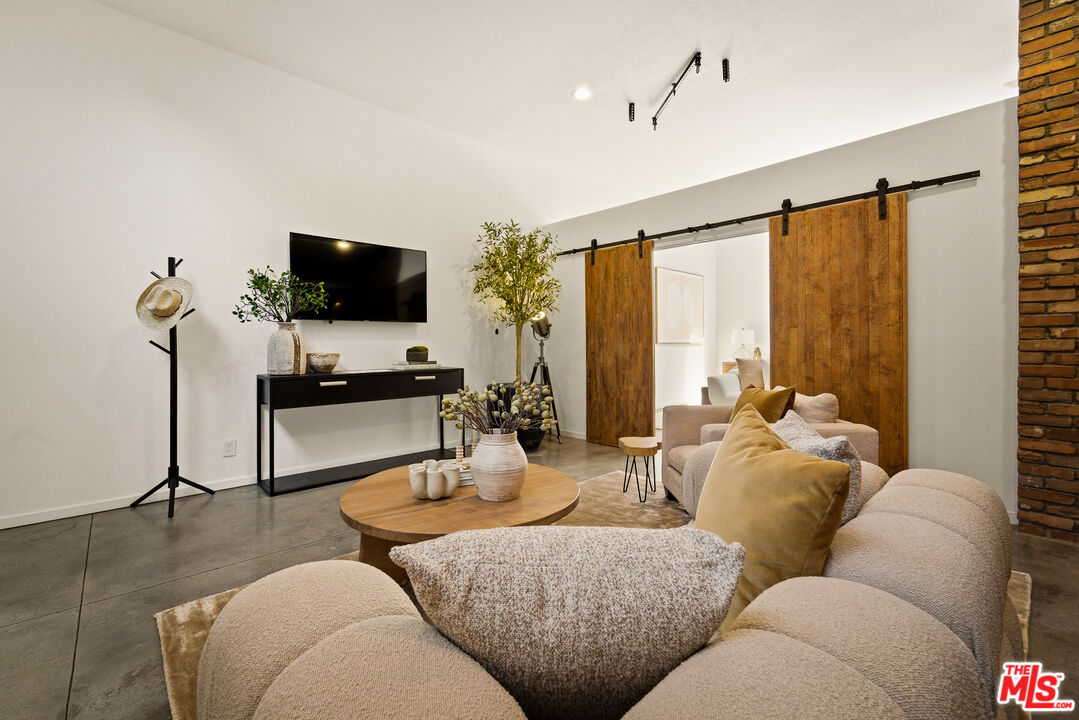 630 Rose Ave Unit: 5
