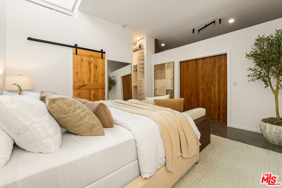 630 Rose Ave Unit: 5
