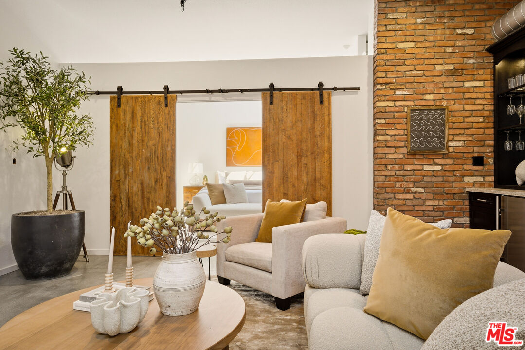 630 Rose Ave Unit: 5