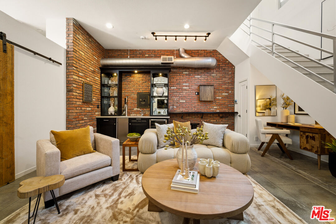 630 Rose Ave Unit: 5