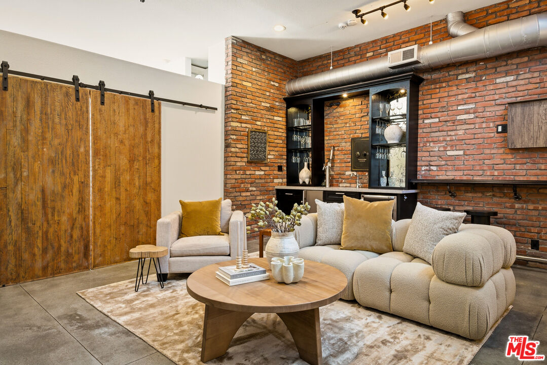 630 Rose Ave Unit: 5