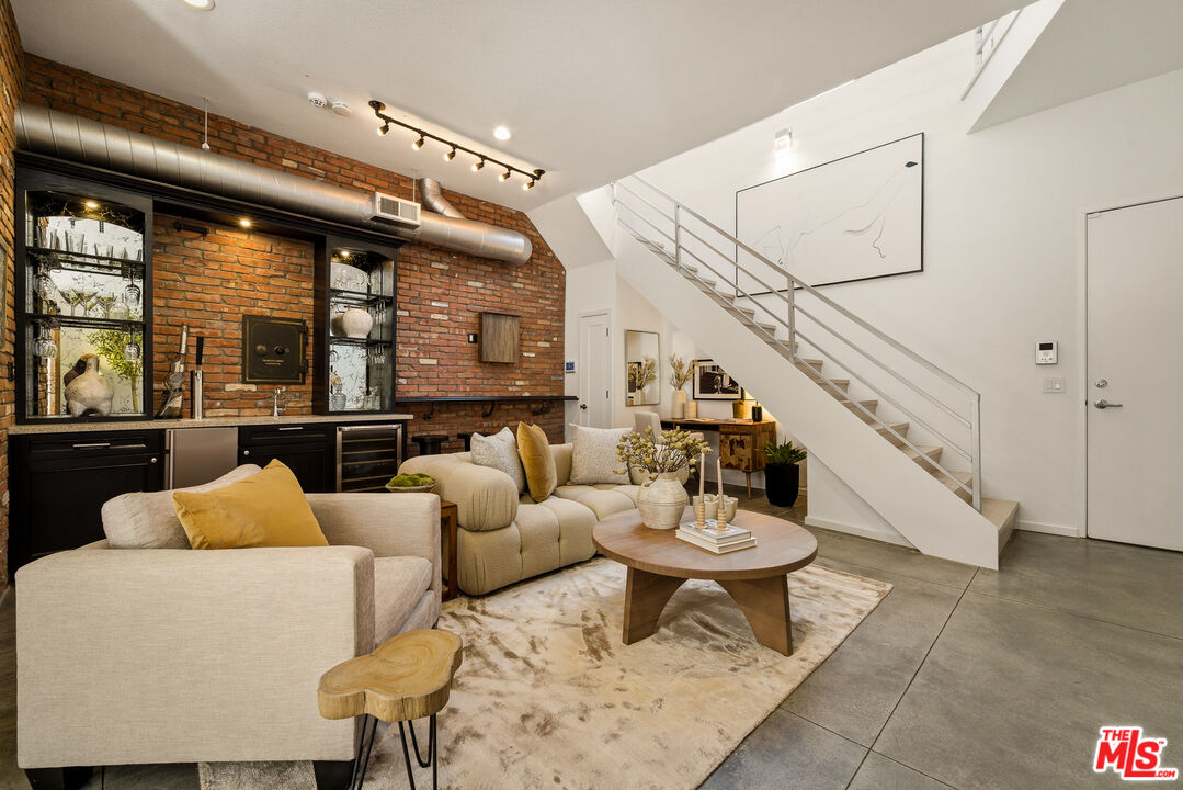 630 Rose Ave Unit: 5