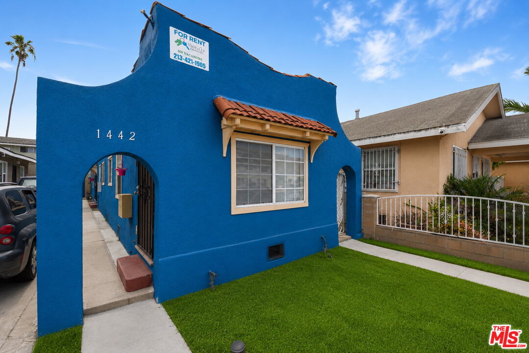 1442 Alamitos Ave