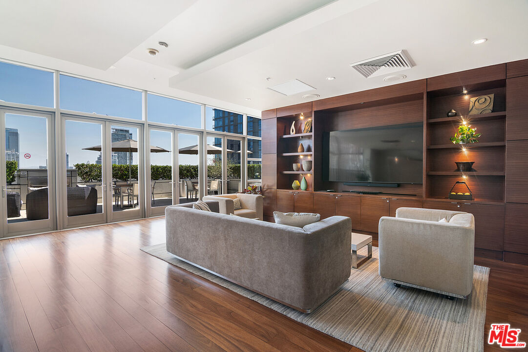 1155 S Grand Ave Unit: 1511