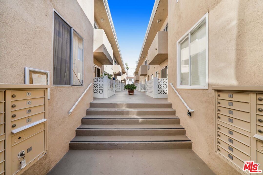 933 11th St Unit: 18