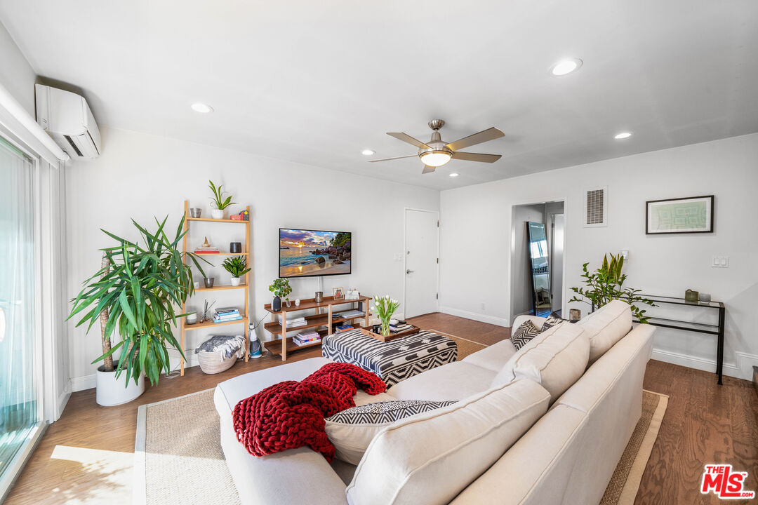 933 11th St Unit: 18