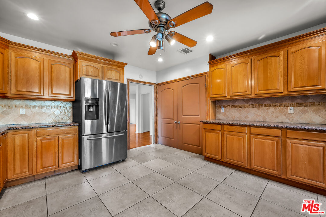 922 S Bundy Dr