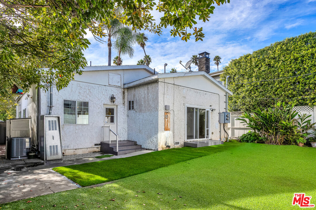 922 S Bundy Dr