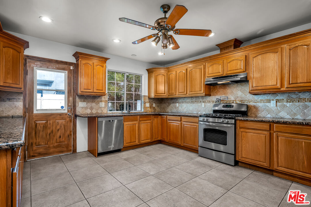 922 S Bundy Dr