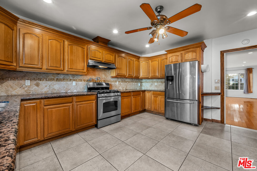 922 S Bundy Dr