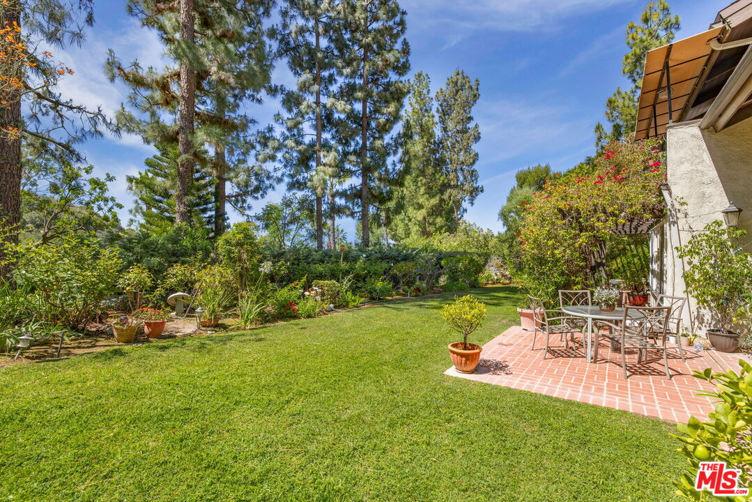 9778 Blantyre Dr