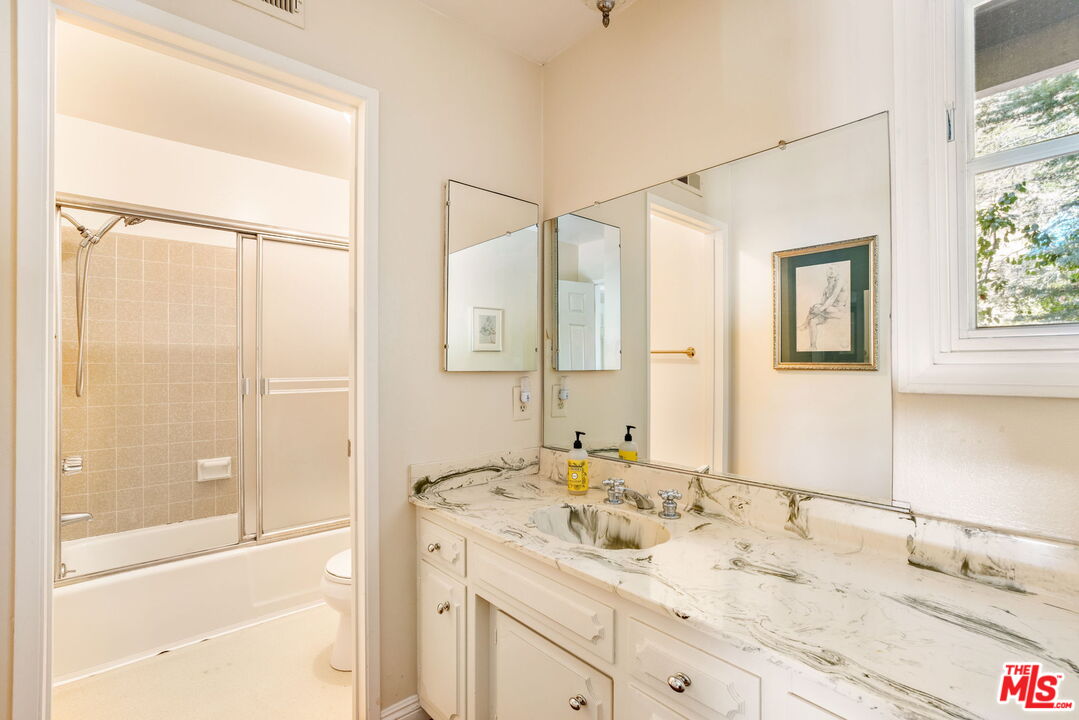 9778 Blantyre Dr