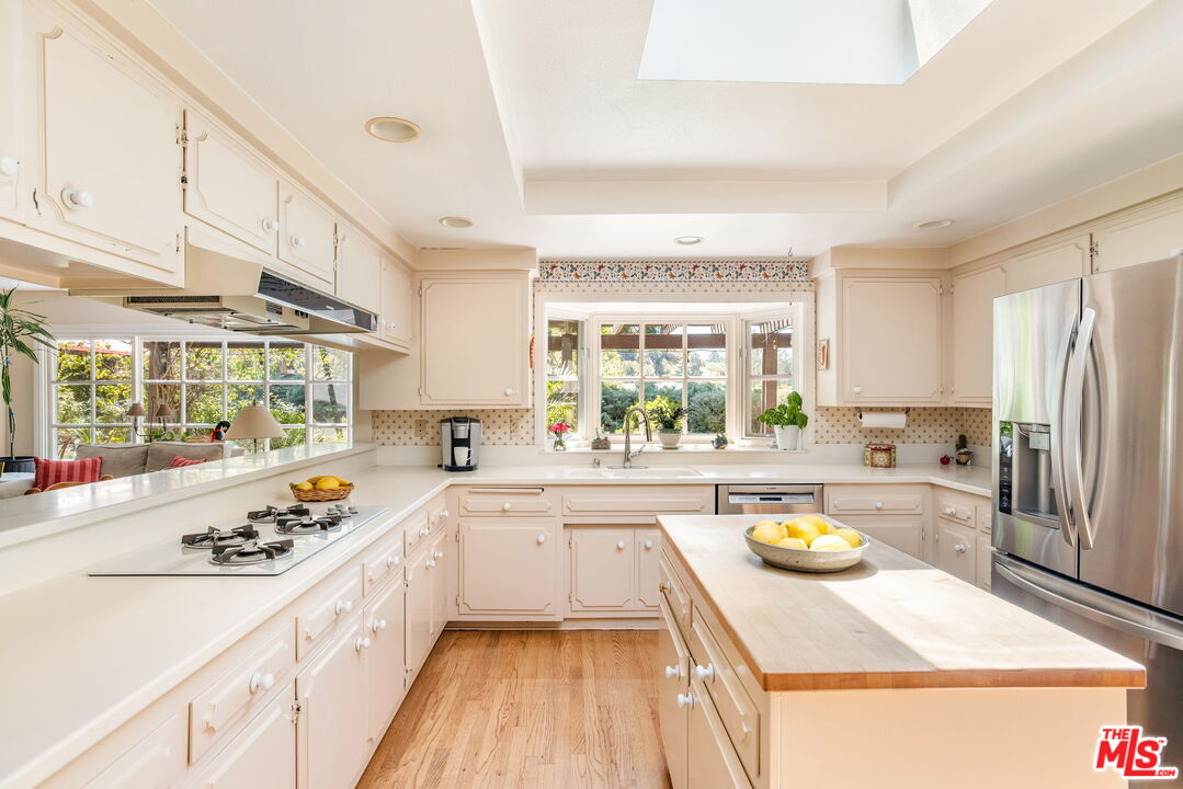 9778 Blantyre Dr