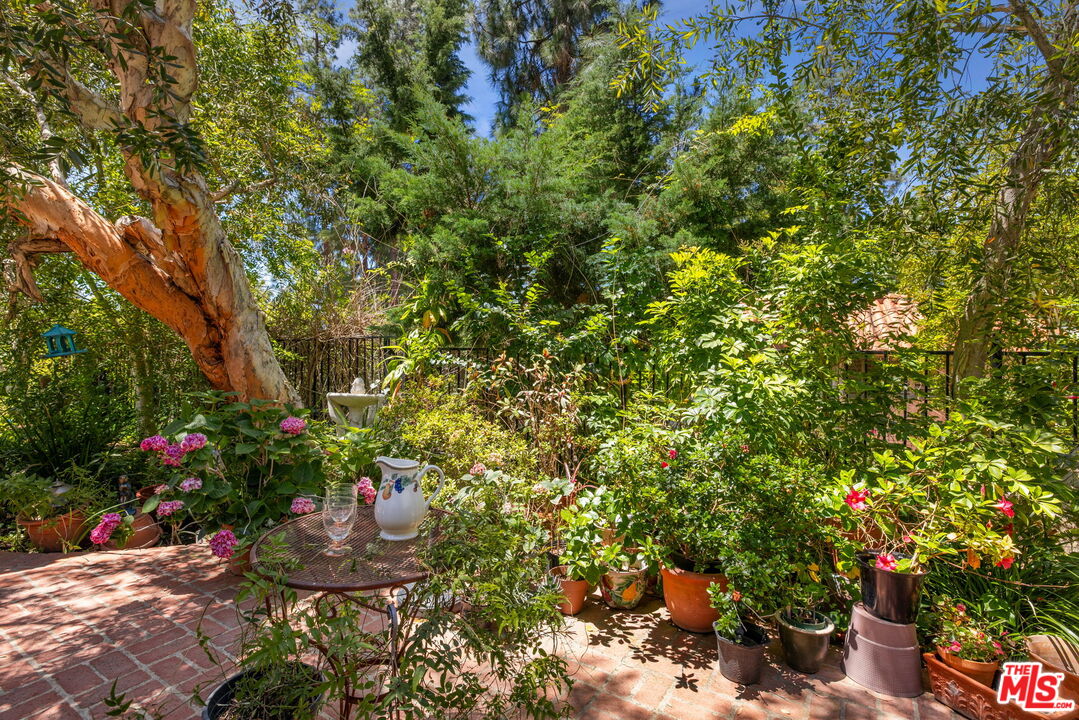 9778 Blantyre Dr