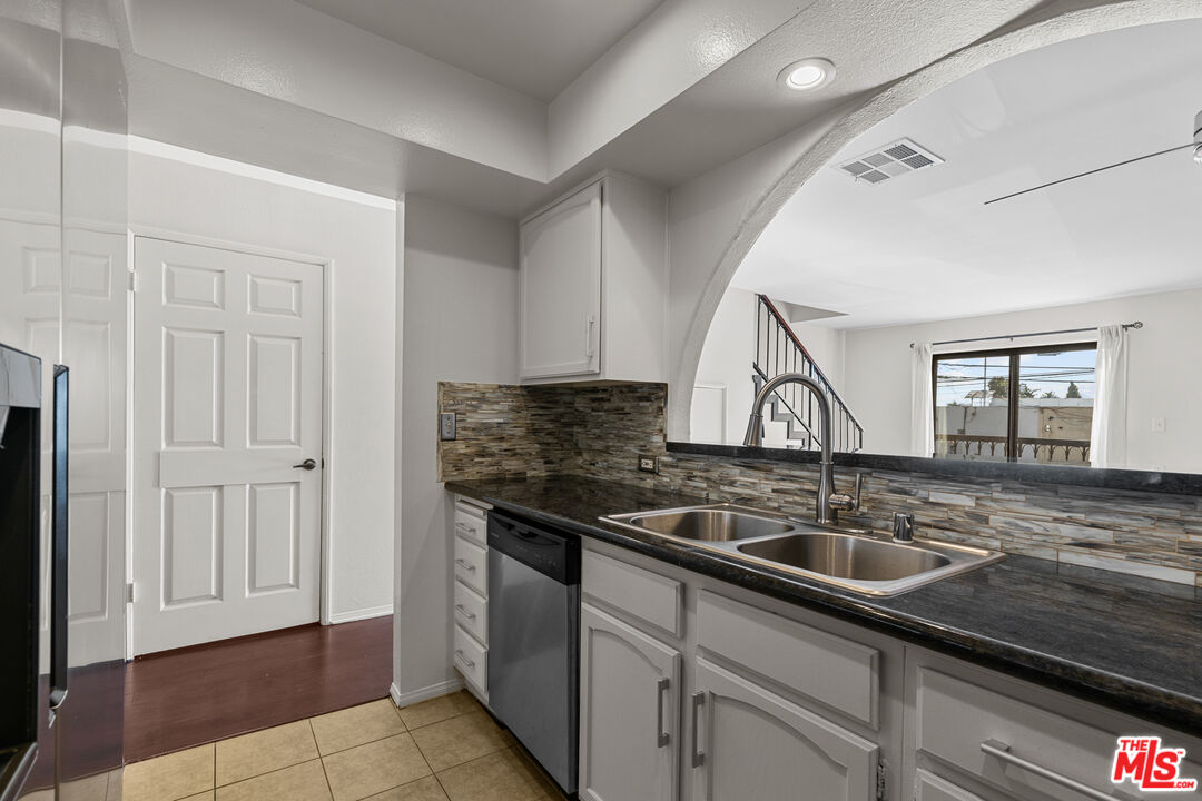 2480 Penmar Ave Unit: 2