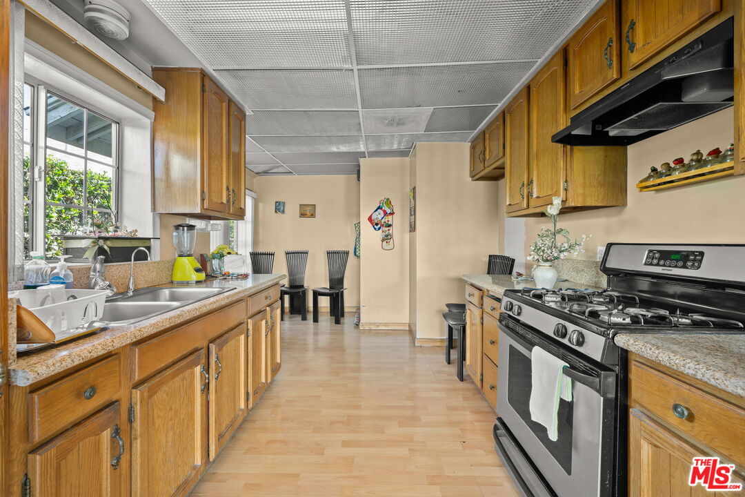 7351 Zelzah Ave